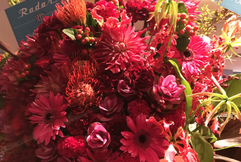 シダックスカルチャーホールA 峰岸佳様の体験型謎解きリーディング出演祝いアイアンスタンド花
