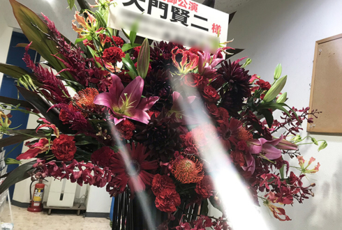 上野ストアハウス 大門賢二様の舞台出演祝いアイアンスタンド花