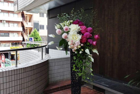日本橋馬喰町 DDD HOTEL様の開業祝いアイアンスタンド花