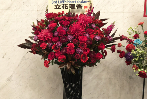 品川インターシティホール 立花理香様のライブ公演祝いアイアンスタンド花