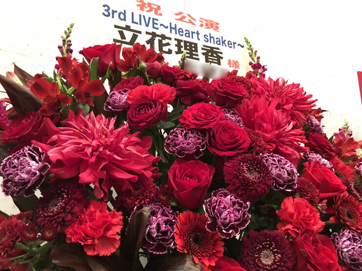品川インターシティホール 立花理香様のライブ公演祝いアイアンスタンド花