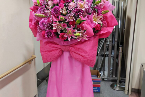 亀戸文化センターカメリアホール TRITOPS* KIM ILGUN (キム・イルグン)様のバースデーライブ公演祝い花束風フラスタ