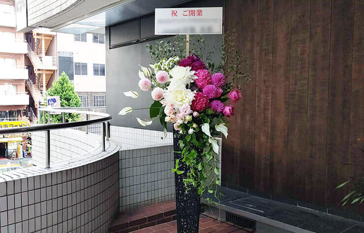 日本橋馬喰町 DDD HOTEL様の開業祝いアイアンスタンド花