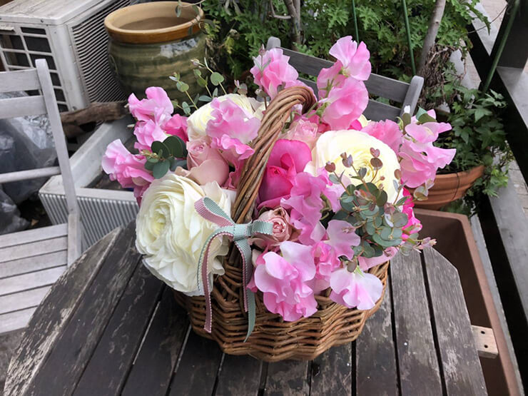 春のオフィス装飾用の花 バスケットアレンジ @浜松町オフィスアネモネ様