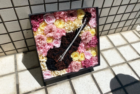 【 #ヲモヒヲカタチニプラス 】平安式舞提琴隊 YURiE様の誕生日祝い花 バイオリンモチーフプリザーブドフラワーBoxアレンジ @タートルミュージック