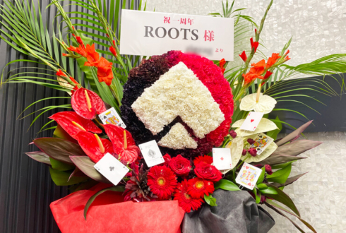ROOTS SHIBUYA様の1周年祝いロゴモチーフスタンド花 @渋谷