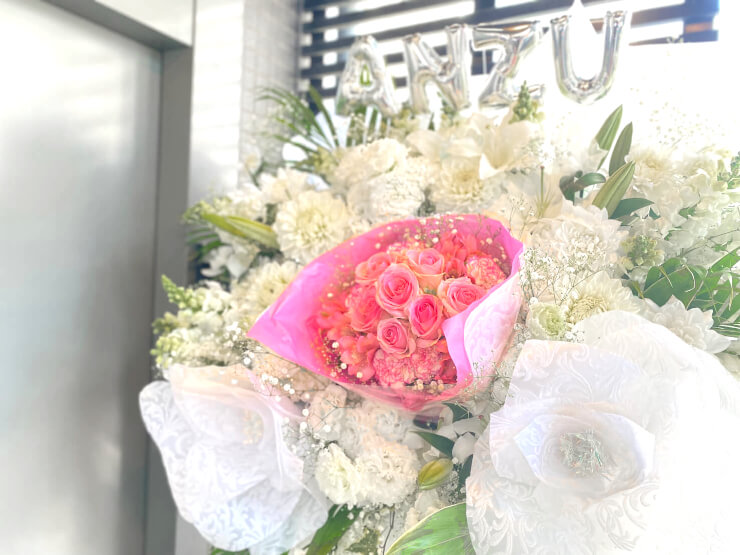 あんず様の卒業イベント開催祝い花束組み込みフラスタ @メイドカフェ マジカルツインテール