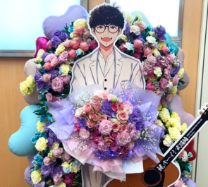 オーイシマサヨシ様のライブ公演祝いフラスタ 花束を手にした等身大パネル＋パステル装飾 @日本武道館