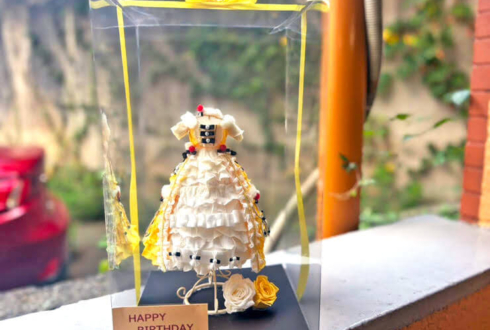 沖なつ芽様の誕生日祝い花 衣装再現ミニトルソーアレンジ 【事務所お届け #ヲモヒヲカタチニプラス 】