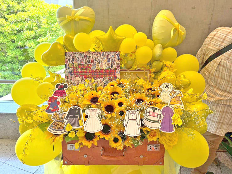 私立恵比寿中学 小林歌穂様の卒業ライブ公演祝いトランクケースアレンジ組み込みフラスタ @幕張メッセ