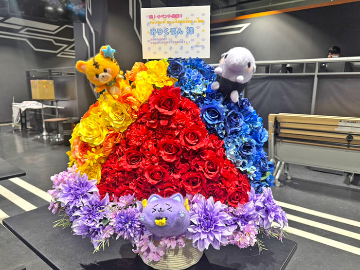 みりくるん様の #おしゃべり祭2025 出演祝い花 三角形モチーフアレンジ @コミュファ eSports Stadium NAGOYA