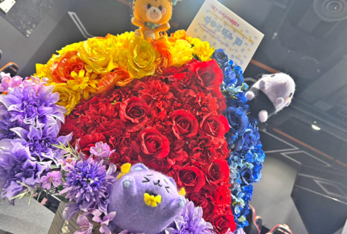 みりくるん様の #おしゃべり祭2025 出演祝い花 三角形モチーフアレンジ @コミュファ eSports Stadium NAGOYA
