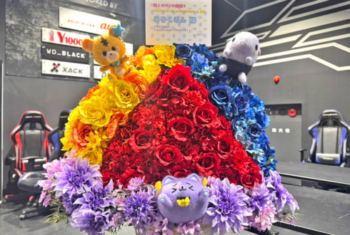 みりくるん様の #おしゃべり祭2025 出演祝い花 三角形モチーフアレンジ @コミュファ eSports Stadium NAGOYA