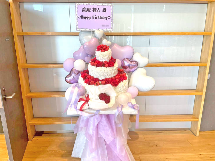 高塚智人様のBDイベント開催祝い花束組み込みバースデーケーキフラスタ @WITH HARAJUKU HALL