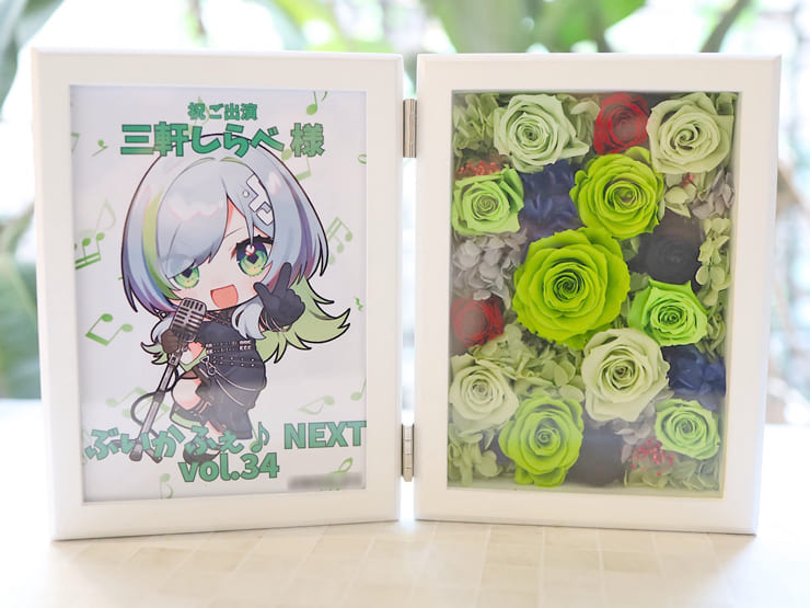 三軒しらべ様の #ぶいかふぇNEXT 出演祝い花 プリザーブドフラワーフォトフレームアレンジ @秋葉原トークライブ BAR from scratch