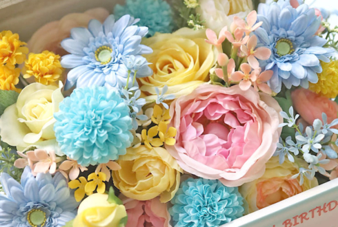 飯田ヒカル様の誕生日祝い花 宝箱アレンジ @ラクーンドッグ【事務所お届け #ヲモヒヲカタチニプラス 】