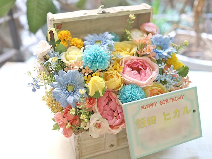 飯田ヒカル様の誕生日祝い花 宝箱アレンジ @ラクーンドッグ【事務所お届け #ヲモヒヲカタチニプラス 】