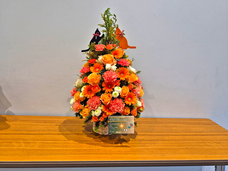 ファースト＝カナパン・プイトラクーン様 カオタン＝タナワット・ラッタナキットパイサーン様のGMMTV FANDAY27 IN TOKYO開催祝い花 Xmasツリーアレンジ @ニッショーホール