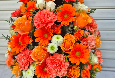 ファースト＝カナパン・プイトラクーン様 カオタン＝タナワット・ラッタナキットパイサーン様のGMMTV FANDAY27 IN TOKYO開催祝い花 Xmasツリーアレンジ @ニッショーホール