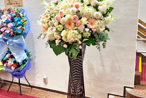 松原健之様のコンサート公演祝いアイアンスタンド花 @きゅりあん 小ホール