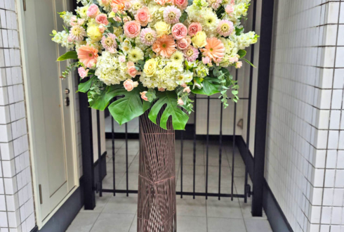 松原健之様のコンサート公演祝いアイアンスタンド花 @きゅりあん 小ホール