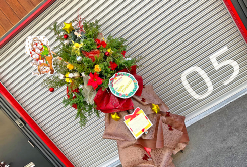 【 #ヲモヒヲカタチニプラス 】あみゅどる 倉持京子様のライブ公演中止に再演を願うXmasツリーフラスタ @TEMPO HARBOR THEATER【花屋店頭展示】