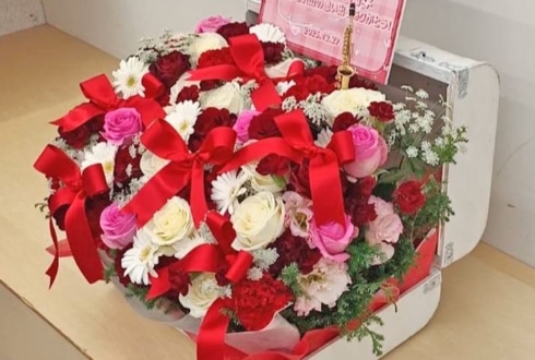 浅井七海様のファンミーティング開催祝い花 トランクケースアレンジ @シアターマーキュリー新宿