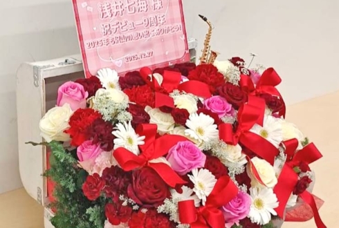浅井七海様のファンミーティング開催祝い花 トランクケースアレンジ @シアターマーキュリー新宿