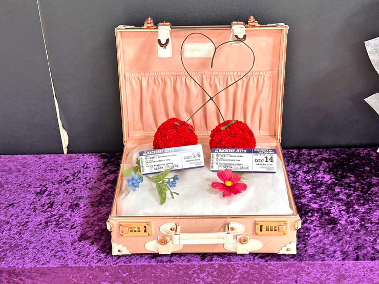 NACHERRY様のYATTEKURU出演祝い花 チェリー再現トランクケースアレンジ @あるあるCity