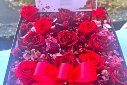 ジェンティルドンナ献花台へ哀悼の花 プリザーブドフラワーBOXアレンジ @ノーザンホースパーク きゅう舎１休憩室