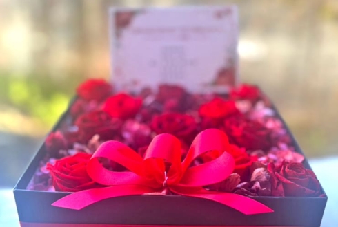 ジェンティルドンナ献花台へ哀悼の花 プリザーブドフラワーBOXアレンジ @ノーザンホースパーク きゅう舎１休憩室