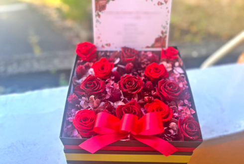 ジェンティルドンナ献花台へ哀悼の花 プリザーブドフラワーBOXアレンジ @ノーザンホースパーク きゅう舎１休憩室