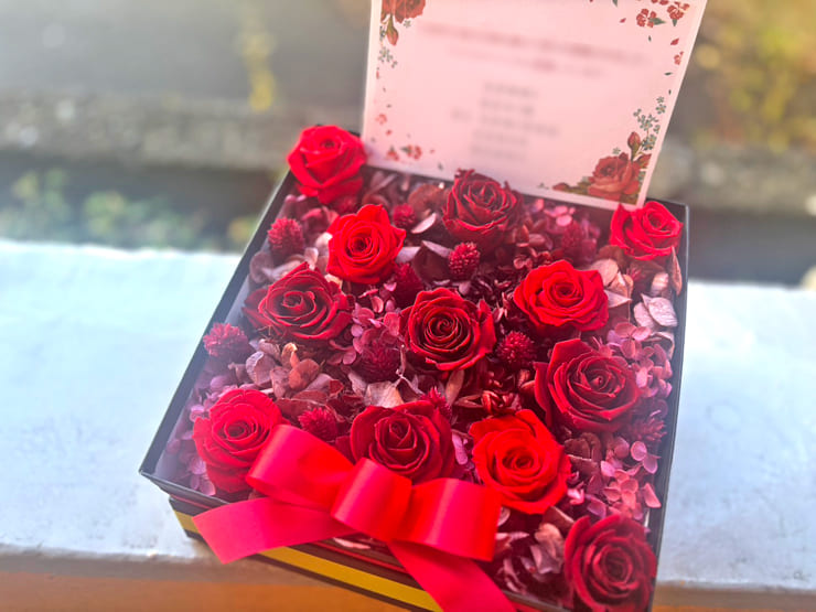 ジェンティルドンナ献花台へ哀悼の花 プリザーブドフラワーBOXアレンジ @ノーザンホースパーク きゅう舎１休憩室