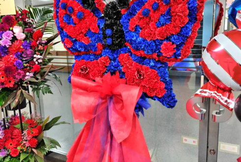 橘渚選手のデビュー1周年祝い蝶々モチーフフラスタ @後楽園ホール