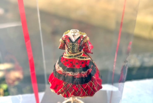 AKB48 畠山希美様の生誕祭祝い花 衣装再現プリザーブドフラワーミニトルソーアレンジ @AKB48劇場