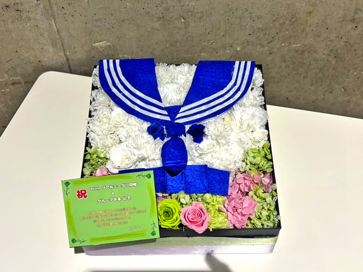日向坂46 松田好花様のリアルミーグリ開催&卒業祝い花 制服モチーフプリザーブドフラワーBOXアレンジ @パシフィコ横浜
