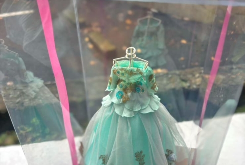 【 #ヲモヒヲカタチニプラス 】日向坂46 松田好花様の卒業祝い花 衣装再現プリザーブドフラワーミニトルソーアレンジ @京都市勧業館 みやこめっせ【ご自宅展示】