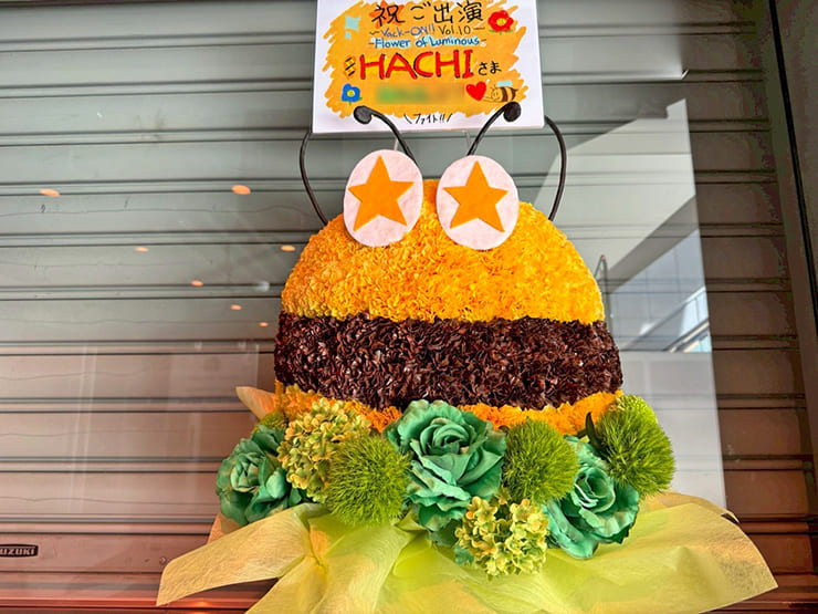 HACHI様のライブ公演祝い花 BEESモチーフアレンジ @Zepp Shinjuku
