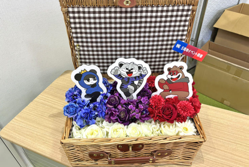バンビー様 いろは様 くろこ様今日ポケ最強決定戦公演祝い花 トランクケースアレンジ @南大塚ホール