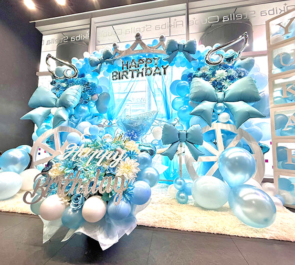 ソラネルカンパニー 愛姫ゆかり様の生誕祭祝い馬車イメージバルーン連結アーチ&花束 @アキバステラキューブ