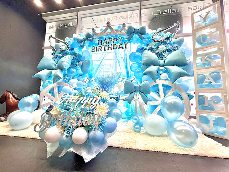 ソラネルカンパニー 愛姫ゆかり様の生誕祭祝い馬車イメージバルーン連結アーチ&花束 @アキバステラキューブ