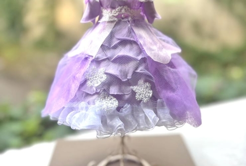 紫月杏朱彩様の #あず姫だもん 1周年祝い花 衣装再現プリザーブドフラワーミニトルソーアレンジ @マリン･エンタテインメント