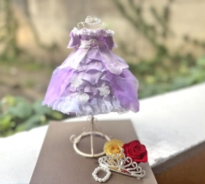 紫月杏朱彩様の #あず姫だもん 1周年祝い花 衣装再現プリザーブドフラワーミニトルソーアレンジ @マリン･エンタテインメント