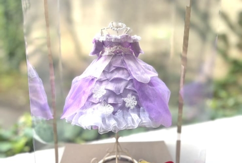 紫月杏朱彩様の #あず姫だもん 1周年祝い花 衣装再現プリザーブドフラワーミニトルソーアレンジ @マリン･エンタテインメント