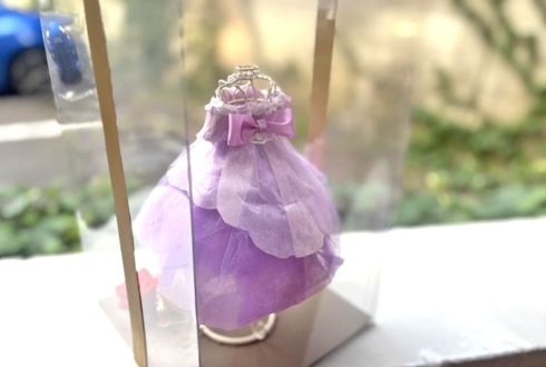 紫月杏朱彩様の #あず姫だもん 1周年祝い花 衣装再現プリザーブドフラワーミニトルソーアレンジ @マリン･エンタテインメント