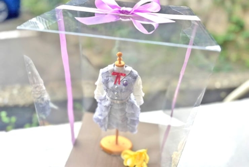 乃木坂46 吉田綾乃クリスティー様の卒業祝い花 「三番目の風」制服衣装再現プリザーブドフラワーミニトルソーアレンジ @マリンメッセ福岡