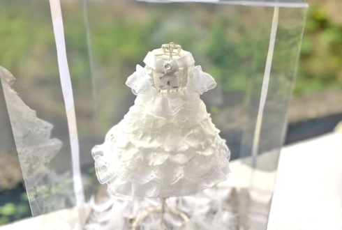 PALE TULLE 宇佐美麗乃.様の卒業ライブ公演祝い花 衣装再現プリザーブドフラワーミニトルソーアレンジ @WITH HARAJUKU